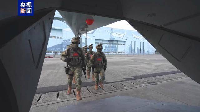 从舰载直升机帅气滑降 直击首次亮相航展的海军陆战队