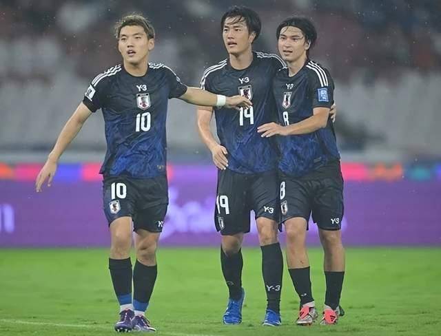 4-0！日本再造惨案：5场13分冲刺世界杯，助攻国足坐稳第4