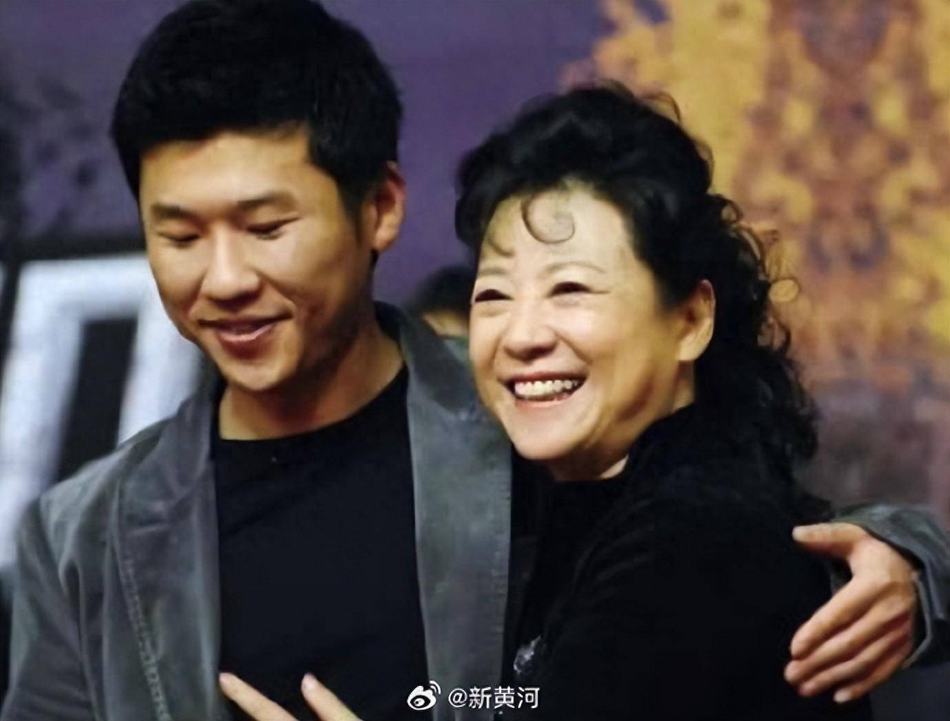 王骁获金鸡奖最佳男配角，称小时候就摸过金鸡奖杯，与母亲成为少有的母子获奖者