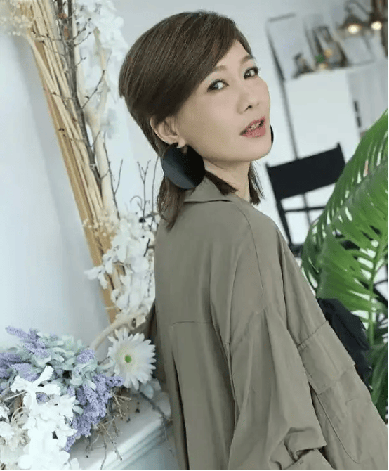 谢霆锋前女友67赵学而入行30年后再次开唱,53岁看透世界,所饰角色让