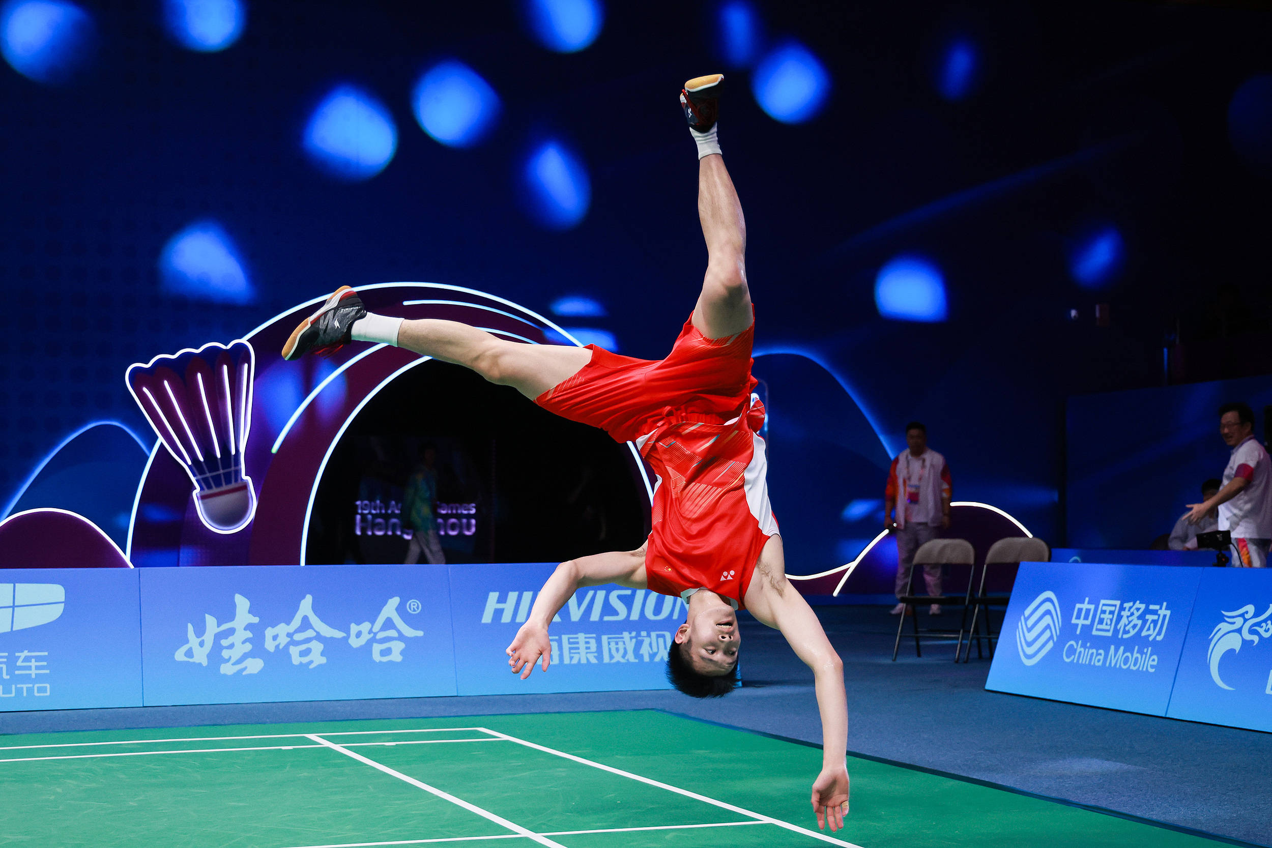 久违的侧空翻！李诗沣登顶日本大师赛，时隔13个月再夺男单金牌