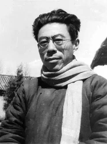 闻一多(1899-1946),湖北黄冈人,著有新诗集《红烛》《死水》.