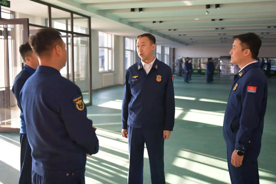 哈尔滨市消防救援支队戚文军支队长深入培训基地检查指导体能教练员及