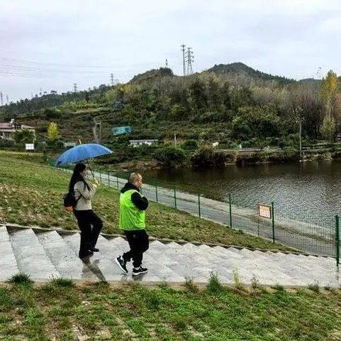 襄阳环保志愿者：雨中坚守巡河护水显担当