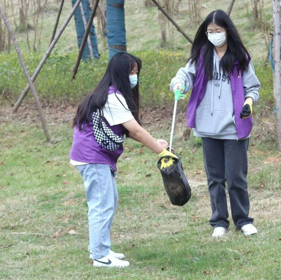 大学生志愿者开展河小青净滩行动