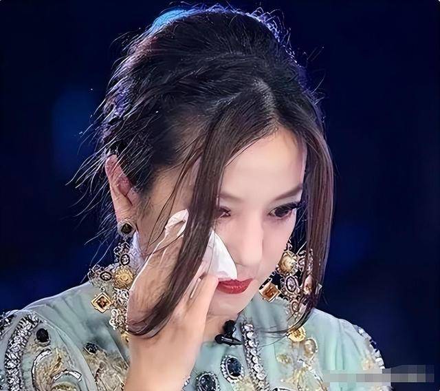 张哲瀚作为赵薇旗下的艺人,他的的行为不仅影响了自己的演艺生涯,也让