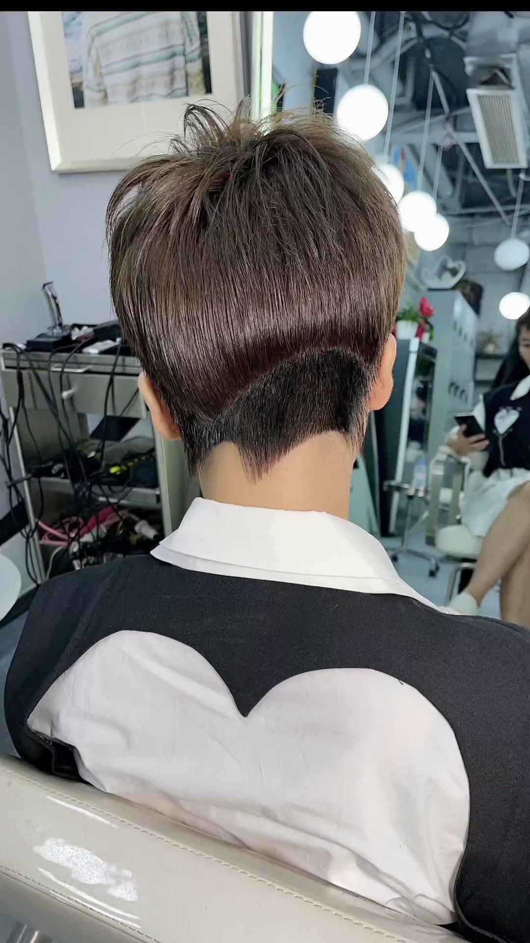 时尚燕尾潮短发精致短发 杭州专业剪发冯飞