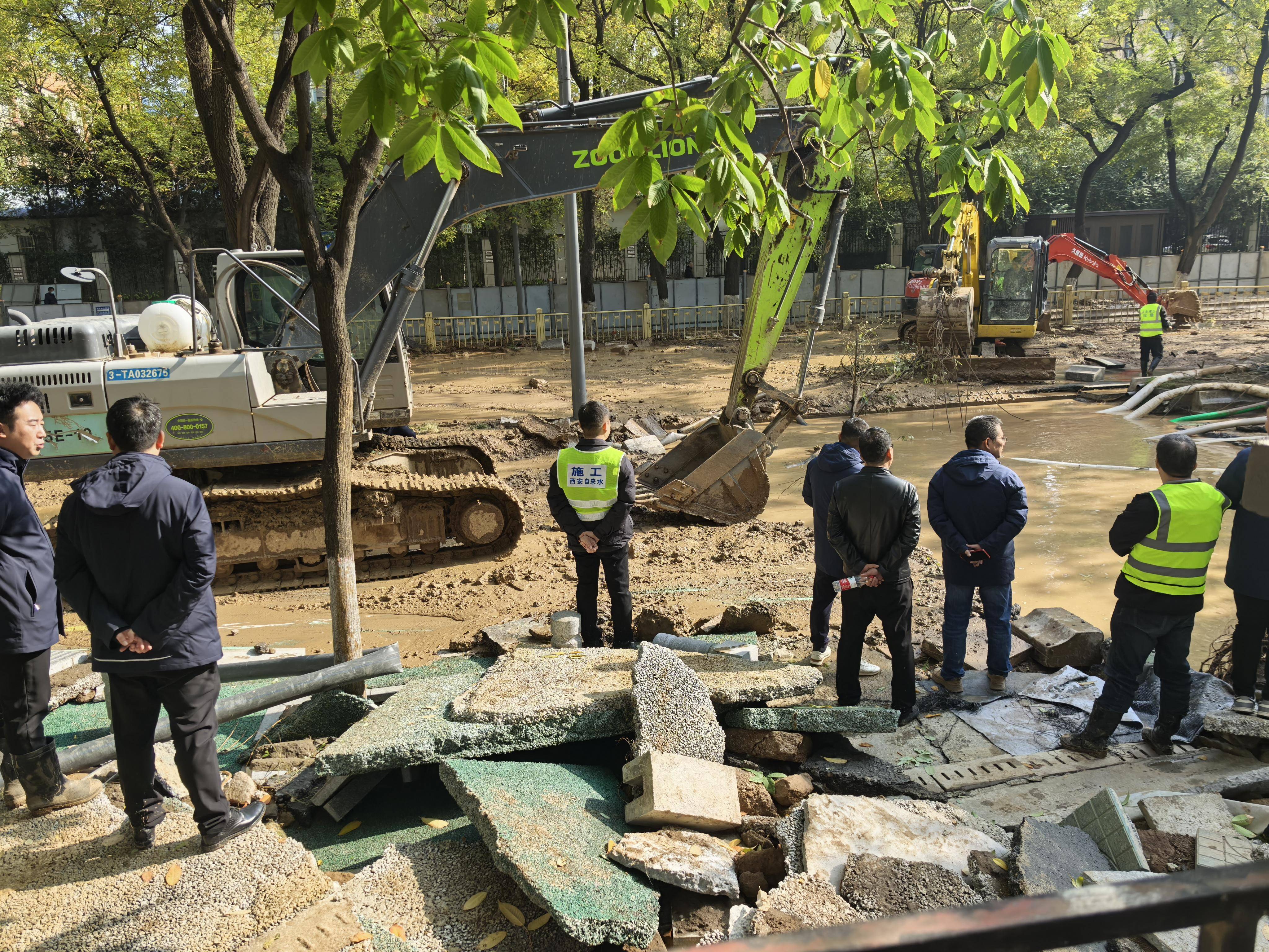 西安朱雀大街自来水管爆裂 “事发凌晨4时许 水柱喷出约3米高”(图4)