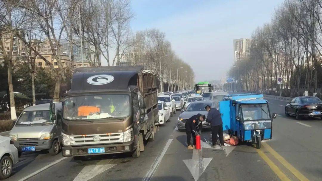 公交车驾驶员紧急救火:运快递的电动车起火 公交司机一分钟灭明火