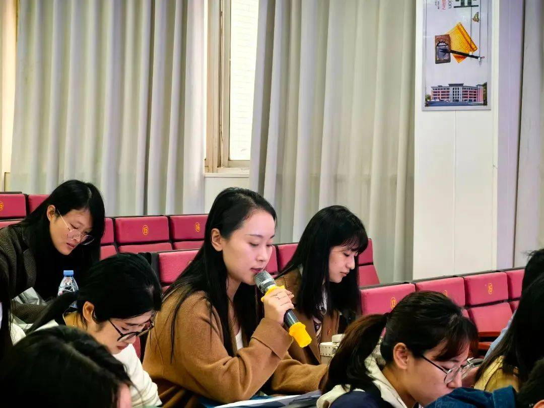 各校代表就杨安妮老师的公开课内容进行了深入的交流和探讨.