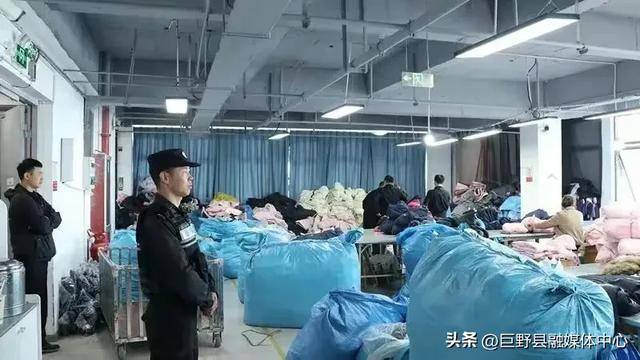 羽绒服还能买吗？业内称全网乐鱼电竞下载上千家掺假售假造假内幕(图1)