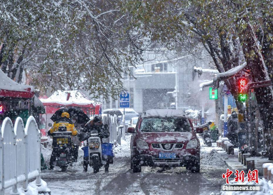 乌鲁木齐街头雪景图片