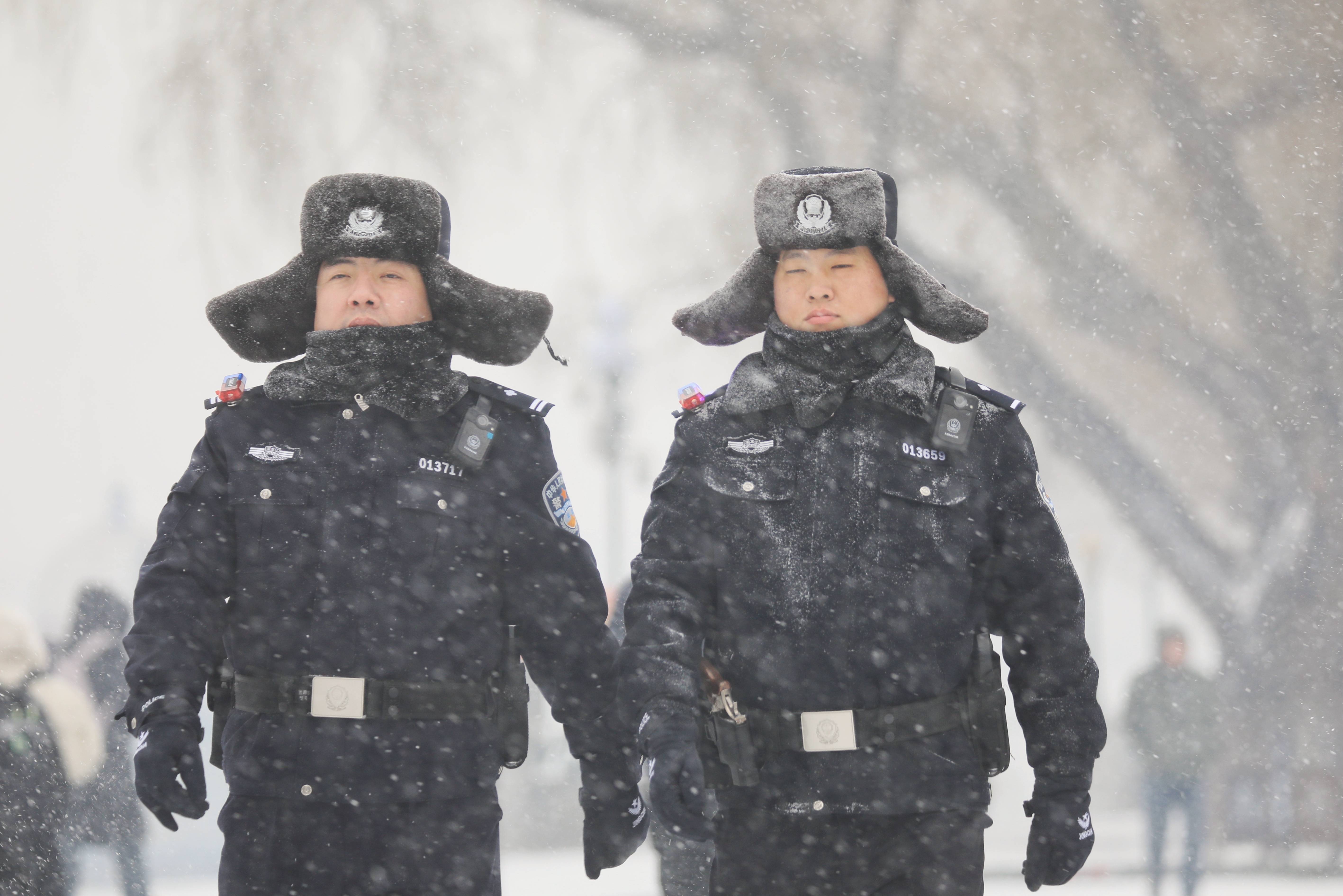 警察执勤图片背影图片