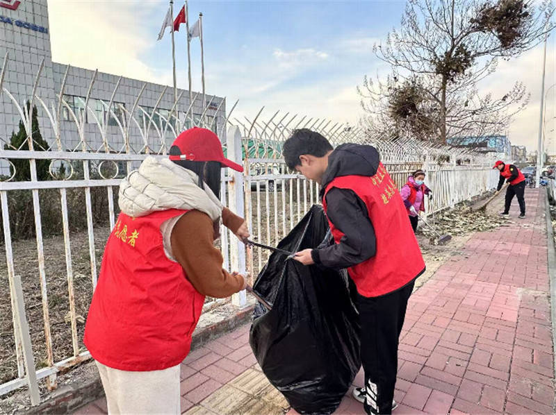 文明有礼中建人 志愿清扫暖人心