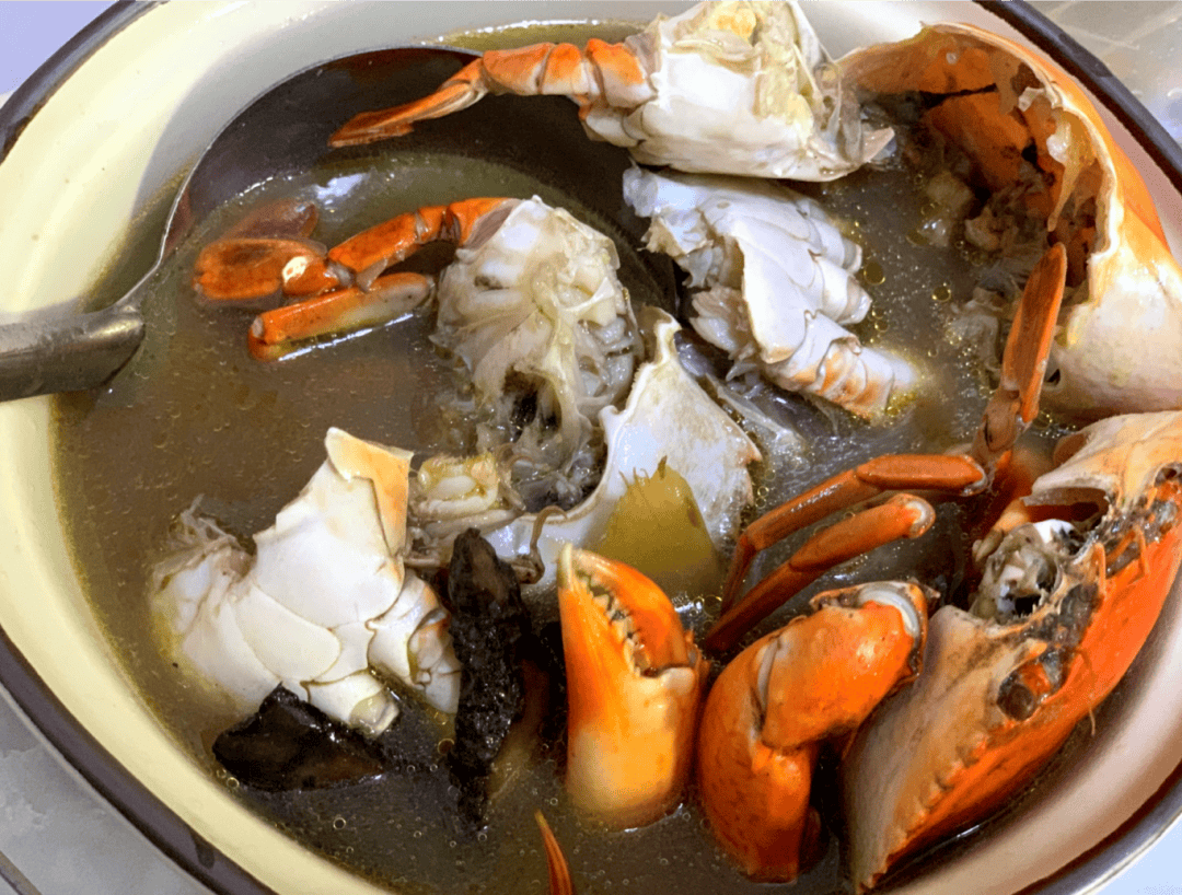 青蟹配以生地,有清凉解毒,降血压等作用