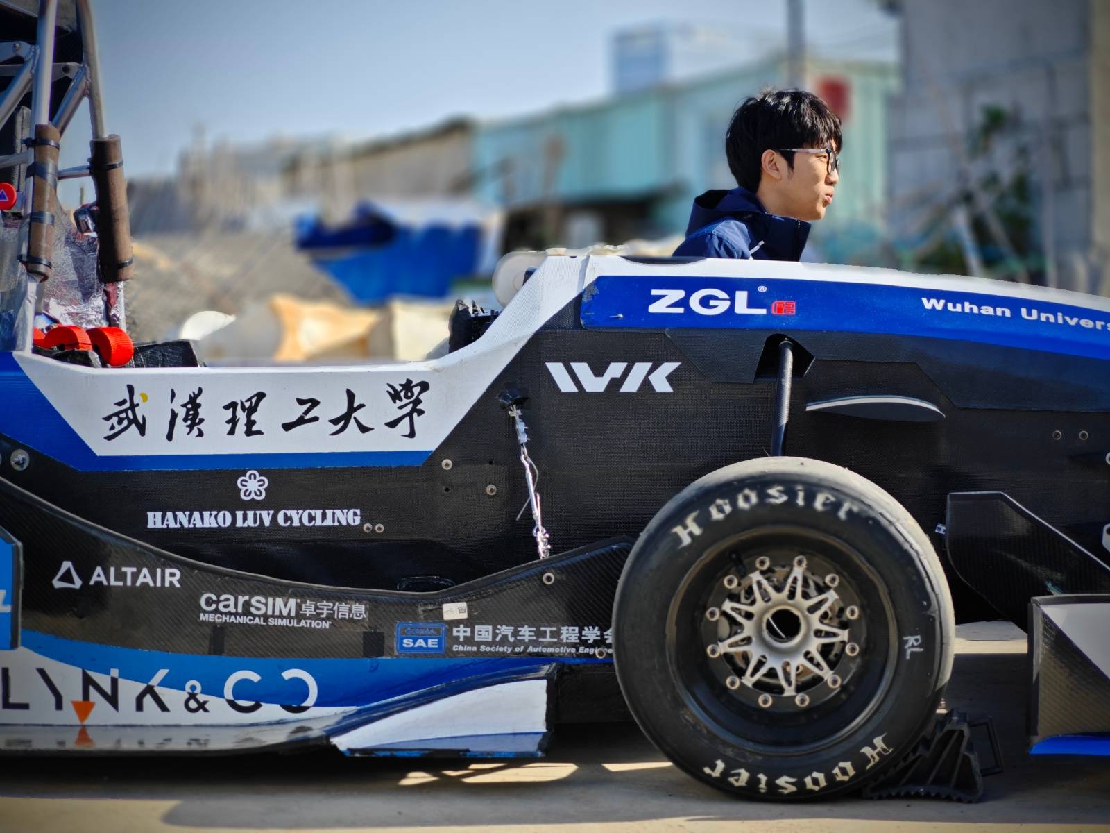 全国亚军！50名武汉理工学生花一年“手搓”赛车，车手3个月减重30斤，部件自己做_搜狐网