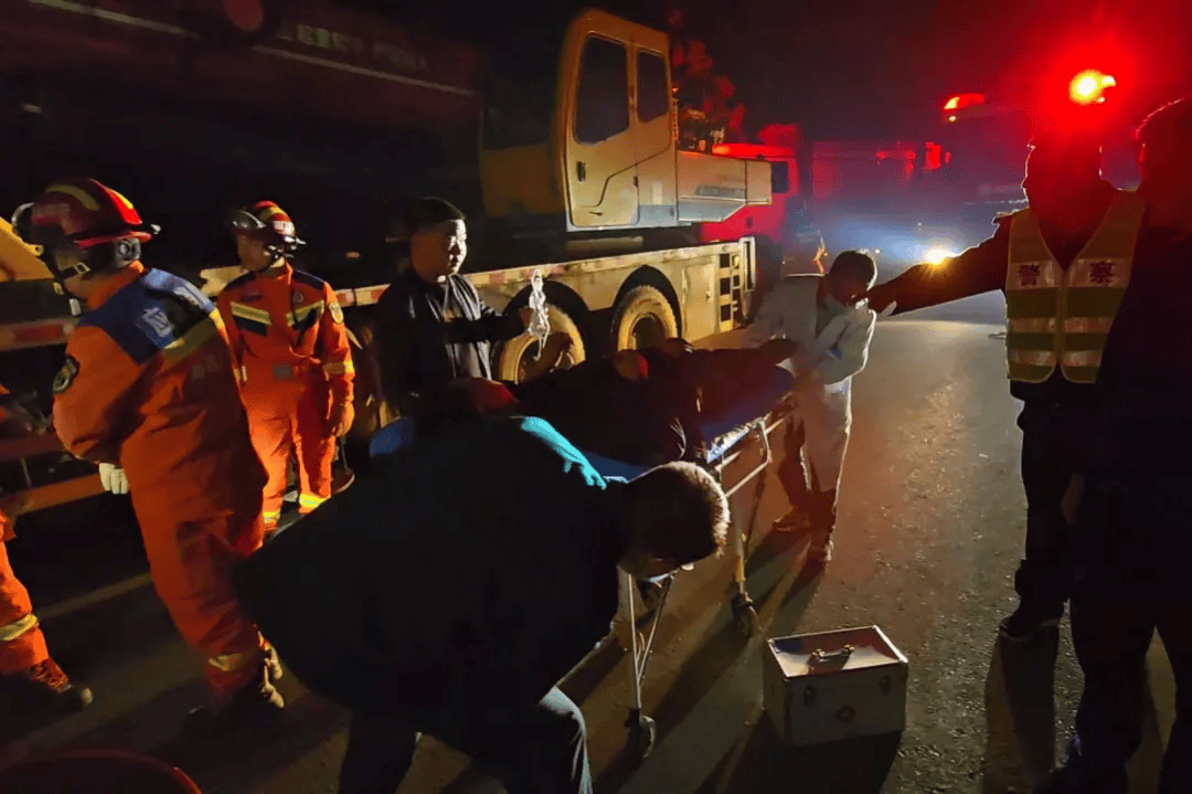 天门多宝突发._人员_救援_事故