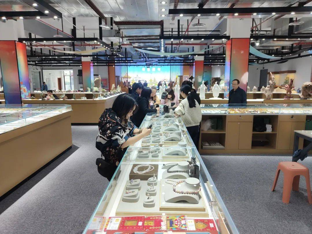 大足石刻首款文创金饰“大足金”上架销售