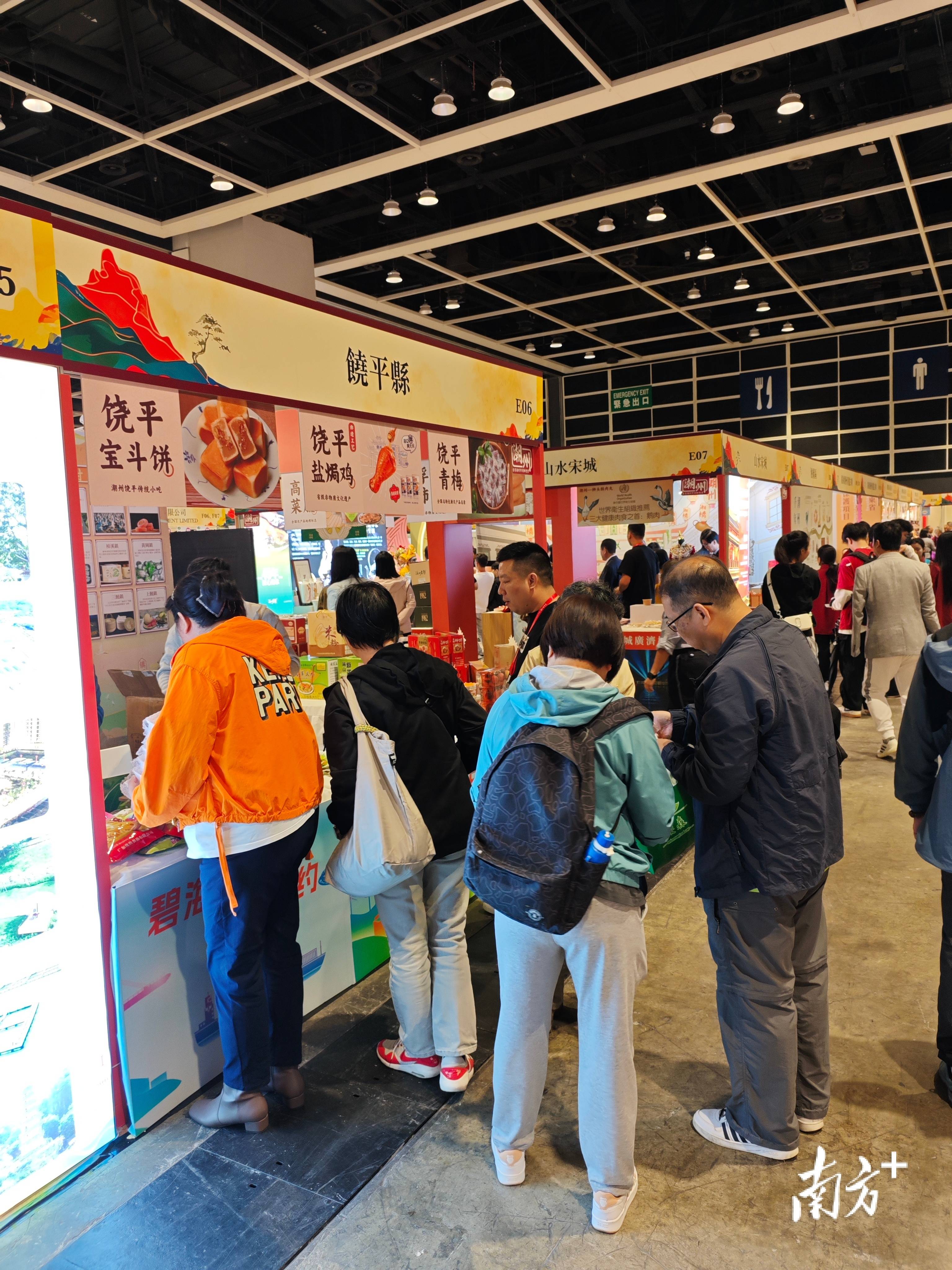 展销区域,以粤东一璧作为主要视觉焦点,为来自21个镇"土特产"配以图文