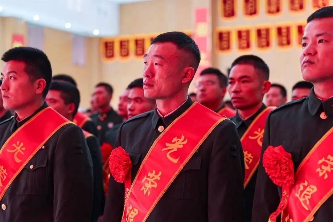 军装依然会保持军人的信念和本色努力投身到新的岗位为社会发展贡献