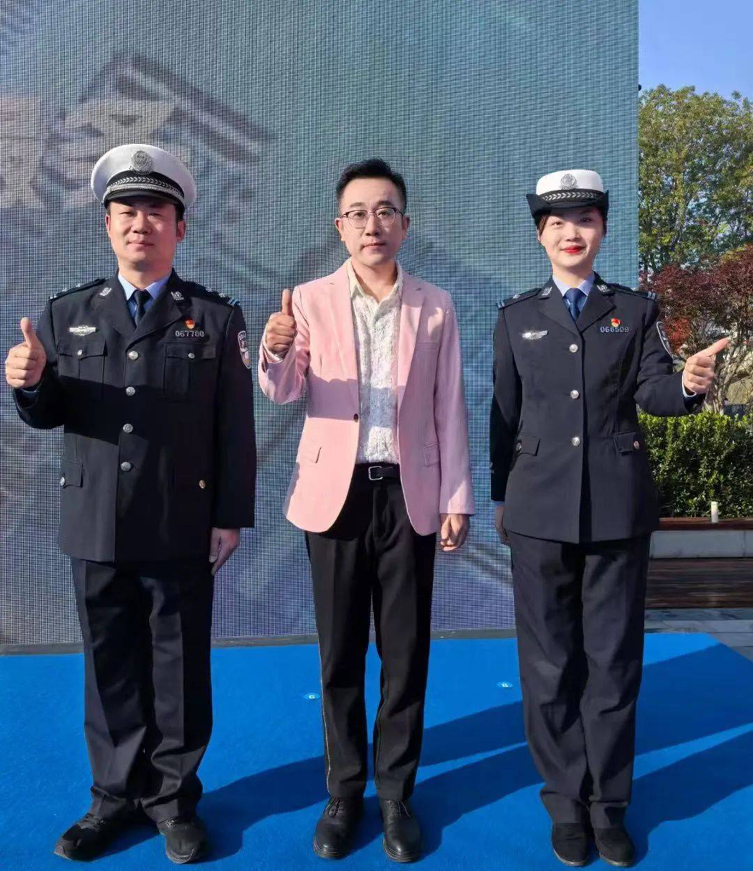 活动现场,襄阳市公安局交警支队支队长胡俊峰宣布启动"交通安全宣传月