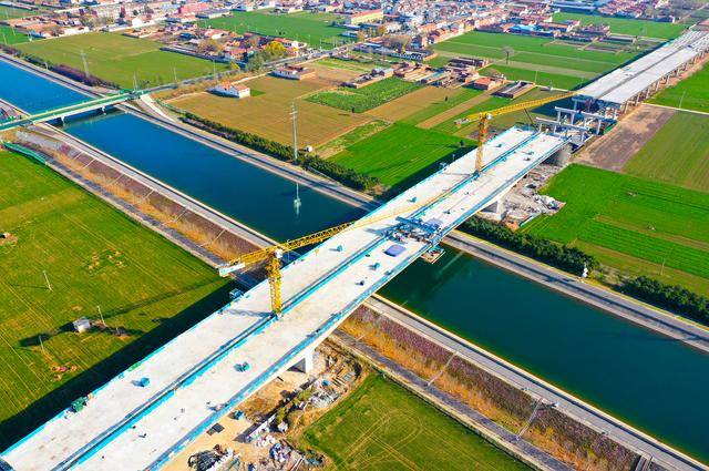 沿黄高速武陟至济源段项目南水北调特大桥合龙