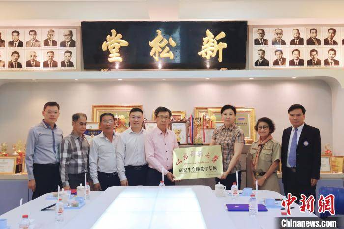 邹强,东英学校理事长詹俊成,副理事长郑克深,林一镛,叶伟昌,以及东英