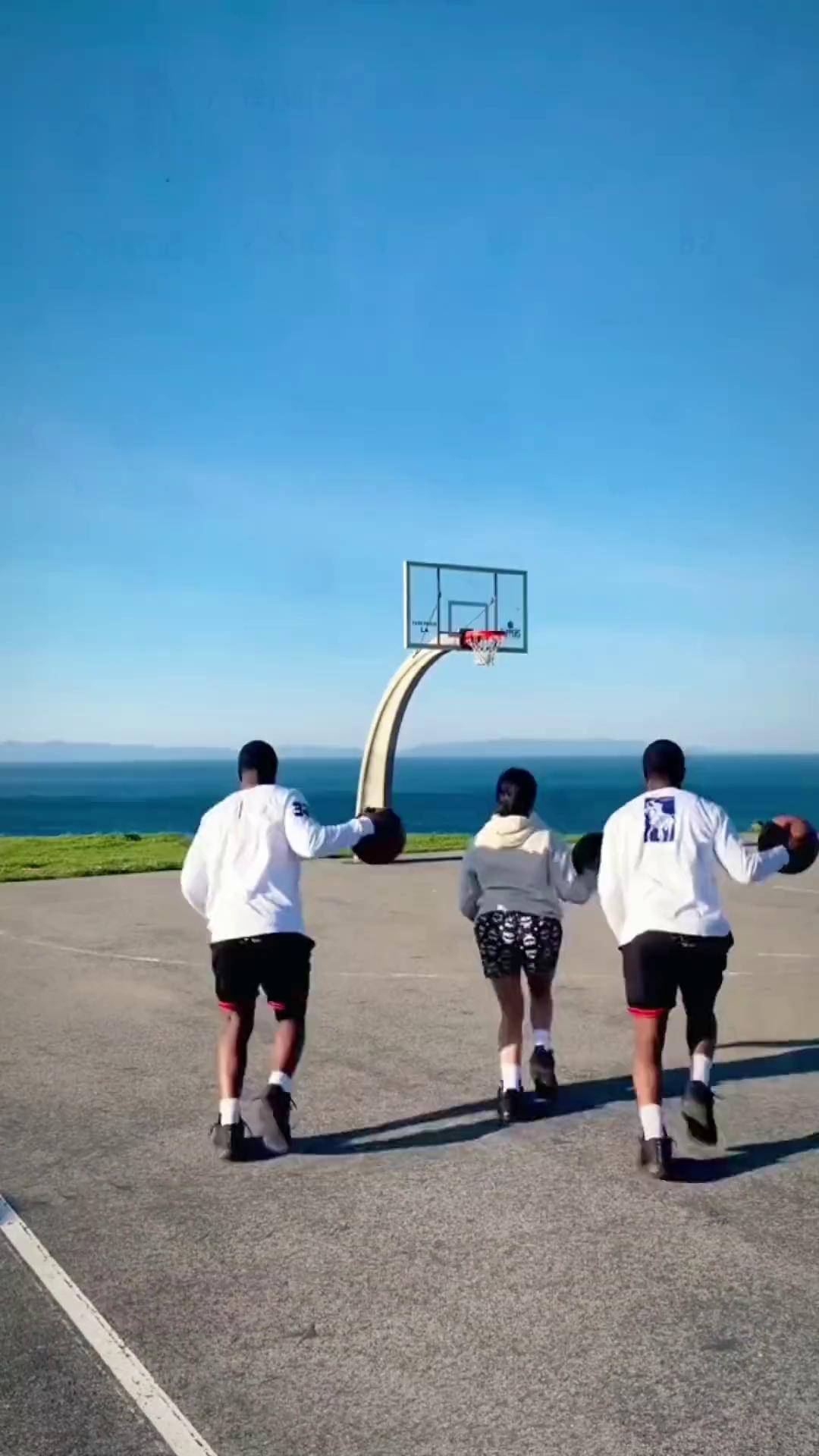 篮球女孩 篮球男孩 投篮 篮球场