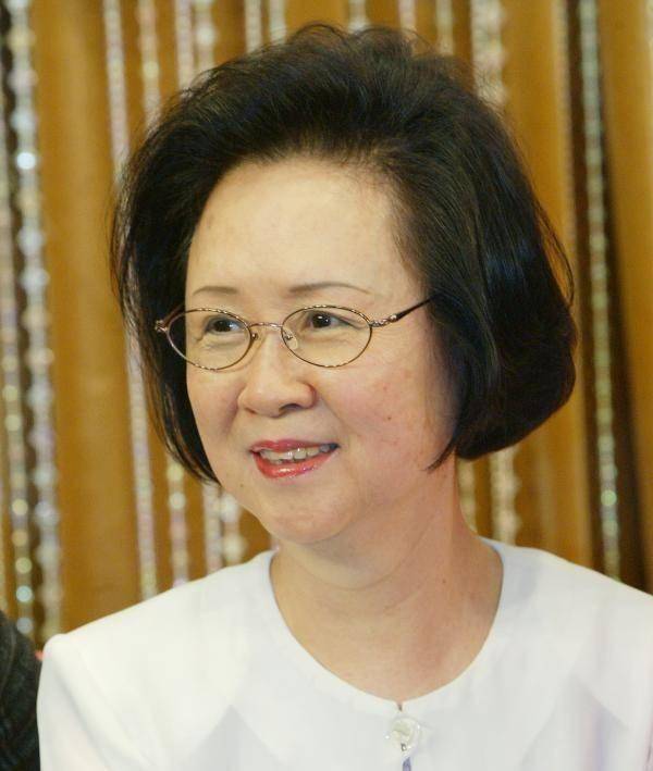 曝作家琼瑶自杀离世,旧事被提起,15年三人行上位80岁遭原配手撕