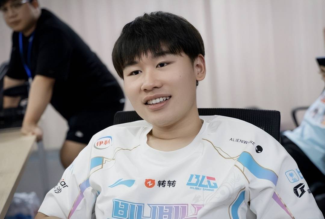 rng欠薪风波:wei为签约blg放弃350万,网友热议值不值?