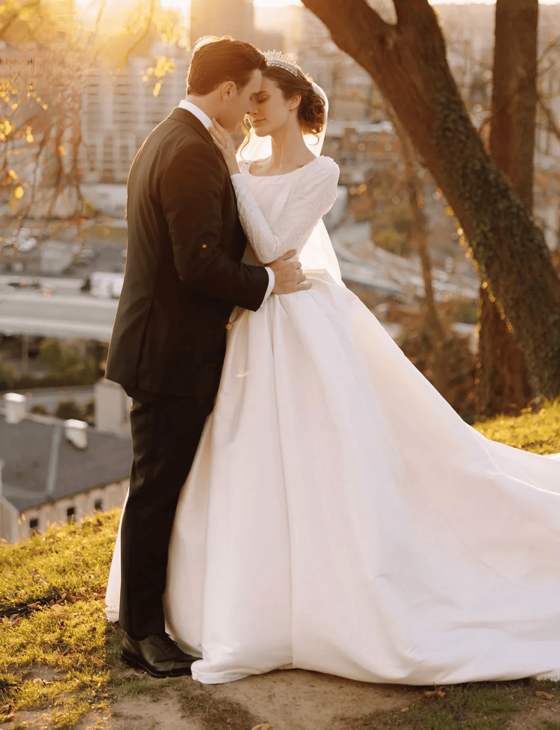 婚礼上开设"迷你婚纱博物馆",美国一对新婚夫妇展示长辈们的浪漫