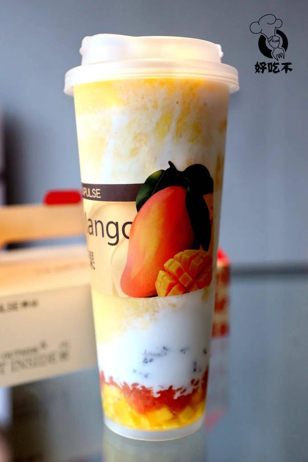 芒果味的奶昔是细腻的流沙口感,既有热烈浓郁的热带水果味道,又带着