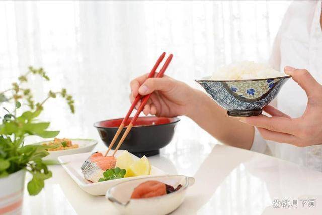 拿筷子的高低,真的是"拿得高,嫁得远"吗?