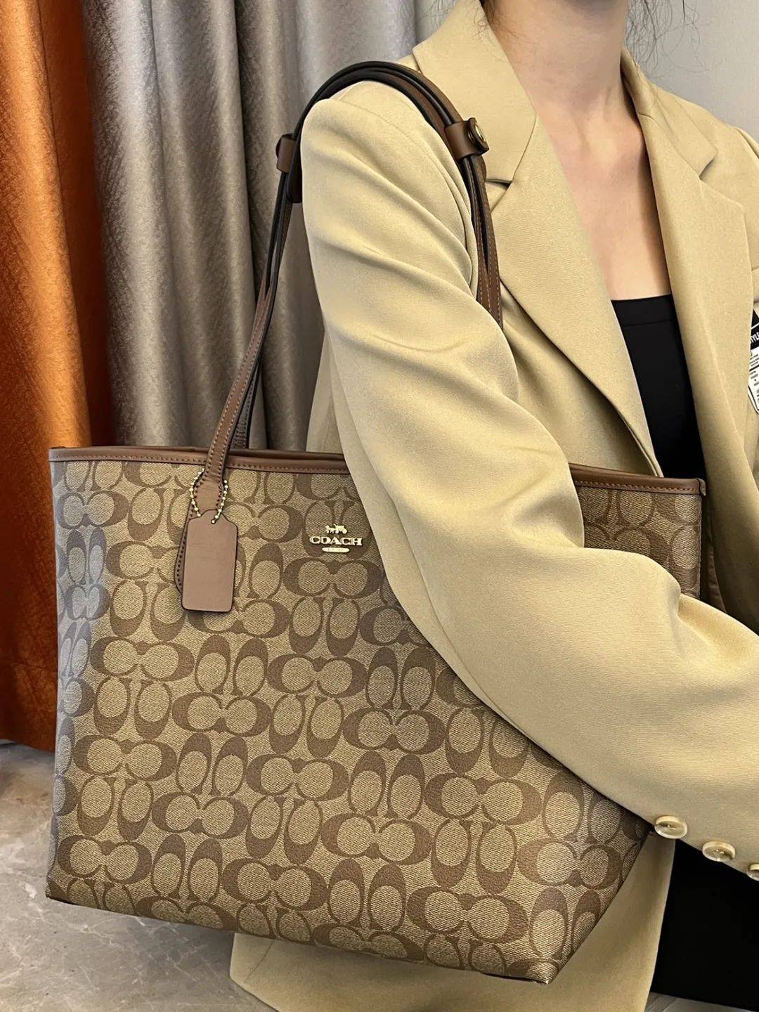 蔻驰家新款"托特包",容量大又耐脏,通勤背不要太合适!