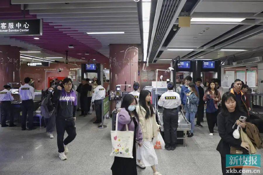 广东媒体:记者体验广州地铁早高峰,多个站点恢复往常安检流程 广东媒体:记者体验广州地铁早高峰,多个站点恢复往常安检流程