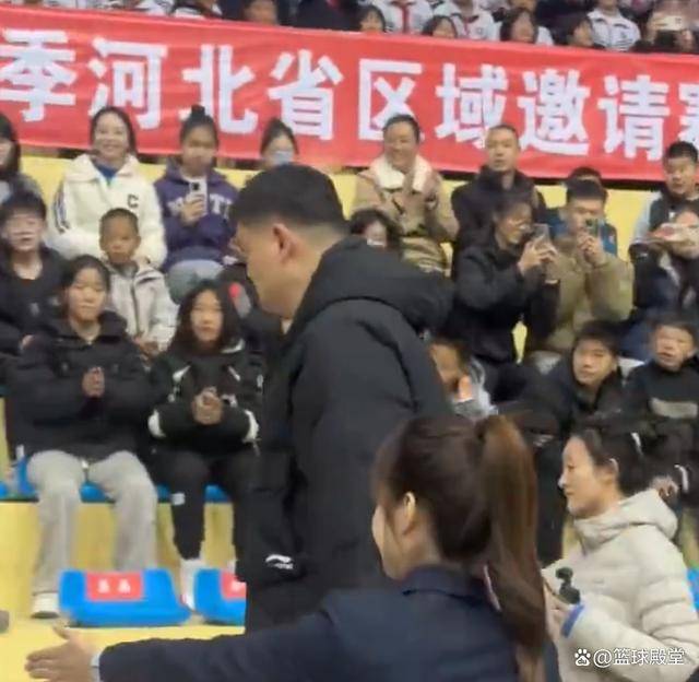姚明离任后活动扎堆！赴河北观摩小学生比赛，人气爆棚，神态轻松