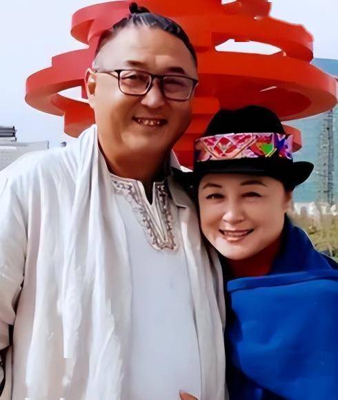 感情上,于月仙结婚较早,丈夫张雪松是她的大学同学,俩人一见钟情,毕业