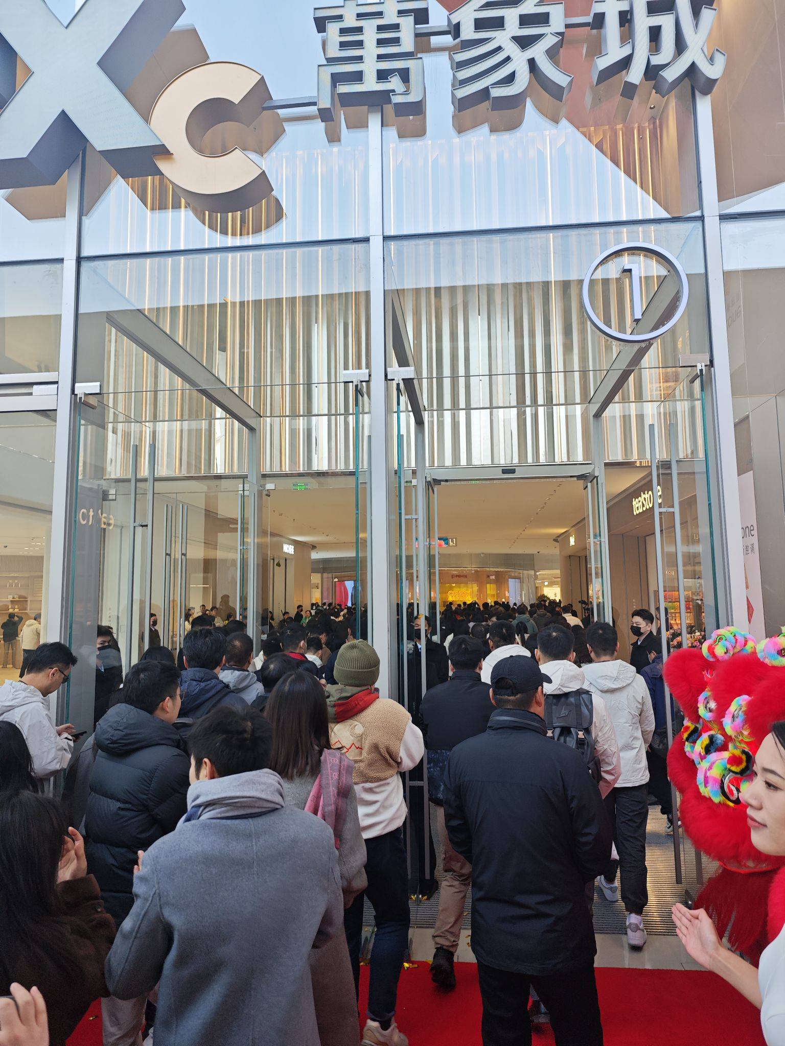 辣椒财经︱长沙万象城首日开业爆火河西商业迎来高端新地标
