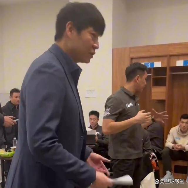 输新疆邱彪更衣室总结视频曝光：出机会要敢投，点名关键球不行！