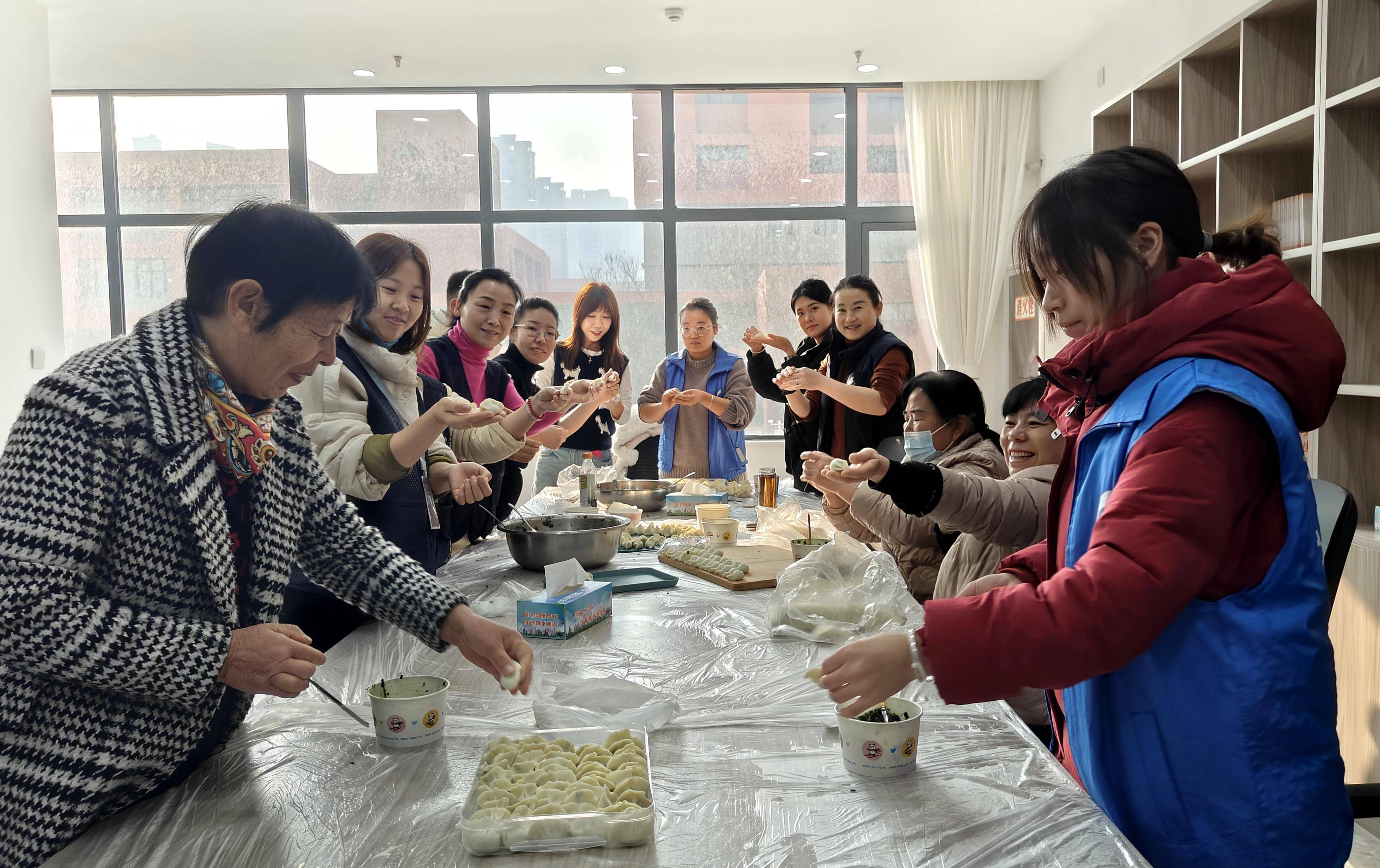 温情冬至 饺子传情 跃进社区开展冬至主题活动