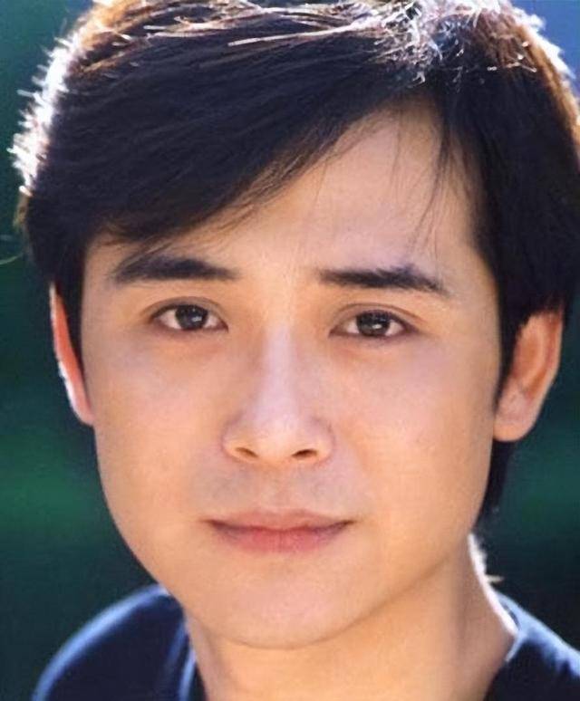 他长得帅，演技好，不顾一切娶大15岁妻恩爱至今，没生孩子也幸福