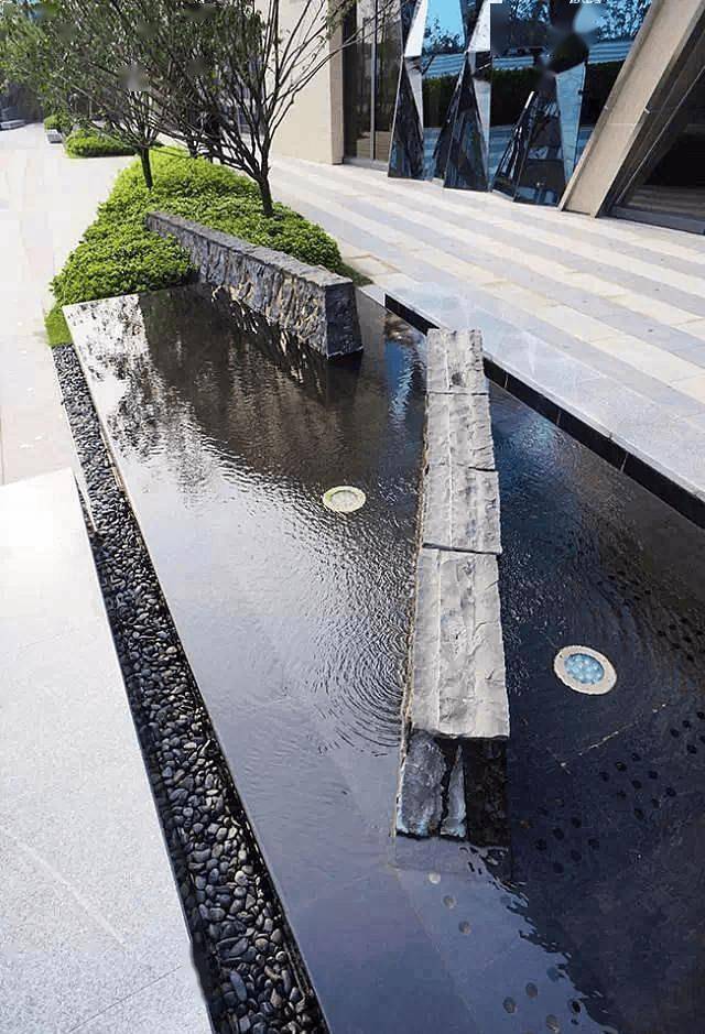 这种水景的原理与水钵是一致的,都是下方设置水箱及排水系统,做到循环