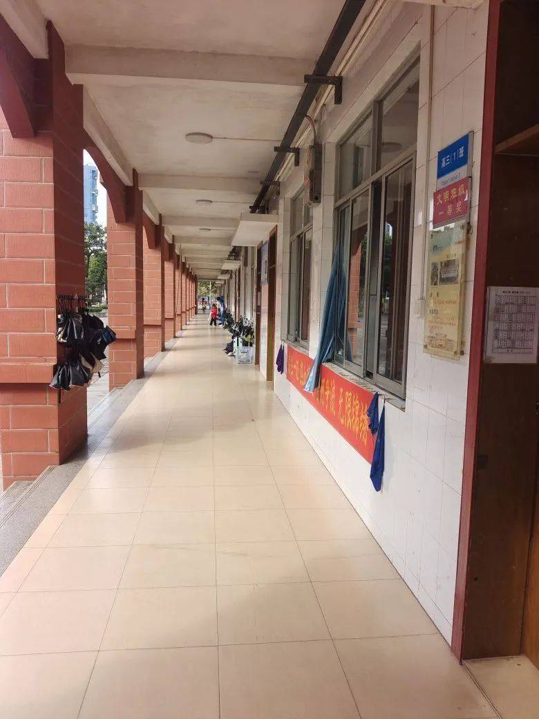 今天,钦州二中建校五十周年庆典,校友从五湖四海赶来为母校庆生!