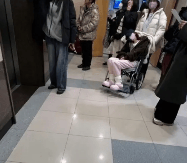 赵露思委托朋友报平安：现在慢慢能说话，站起来做康复训练