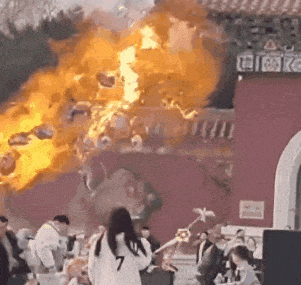 跨年夜惊魂！人群中TA突然爆燃，有人被灼伤