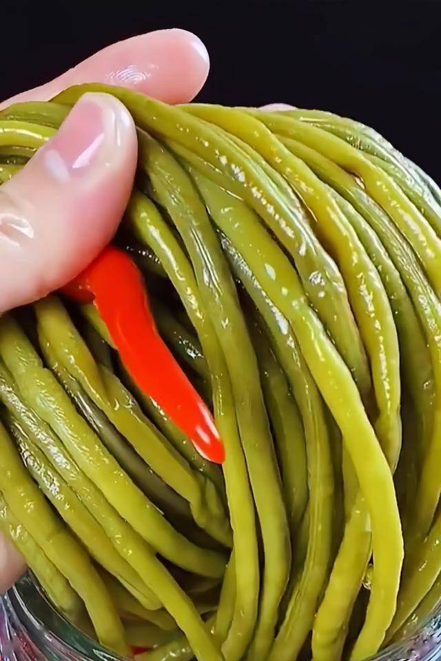 这样做的腌豆角吃一年都不会坏,喜欢吃酸豆角的快来学学吧!