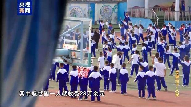 几毛钱的回扣也不放过！他将学生餐费揣进个人腰包