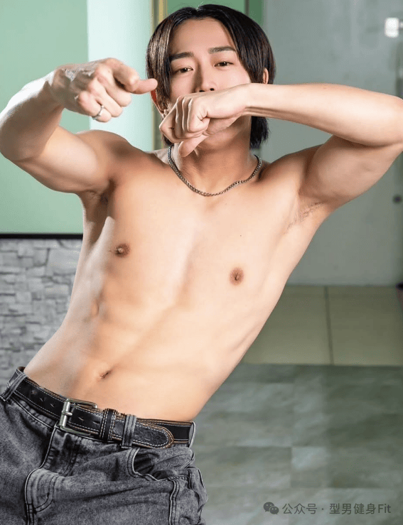 岛国酒吧里的肌肉男,有没有当男优的潜质啊?