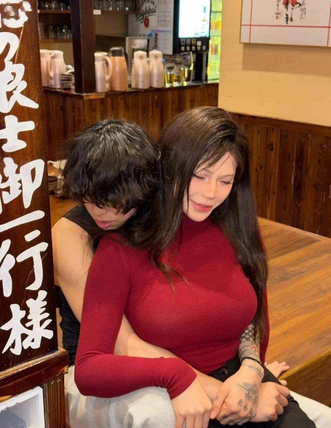 知名rapper和女友最新合影
