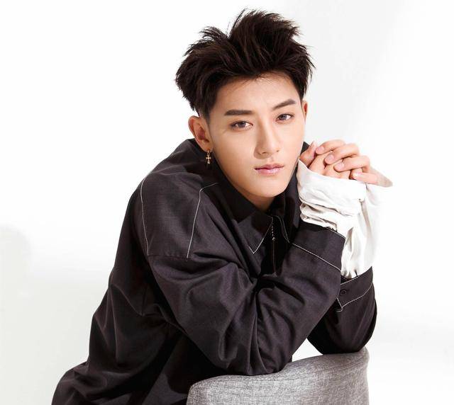 黄子韬拒签李明德，回怼网友：别什么都往我这塞！